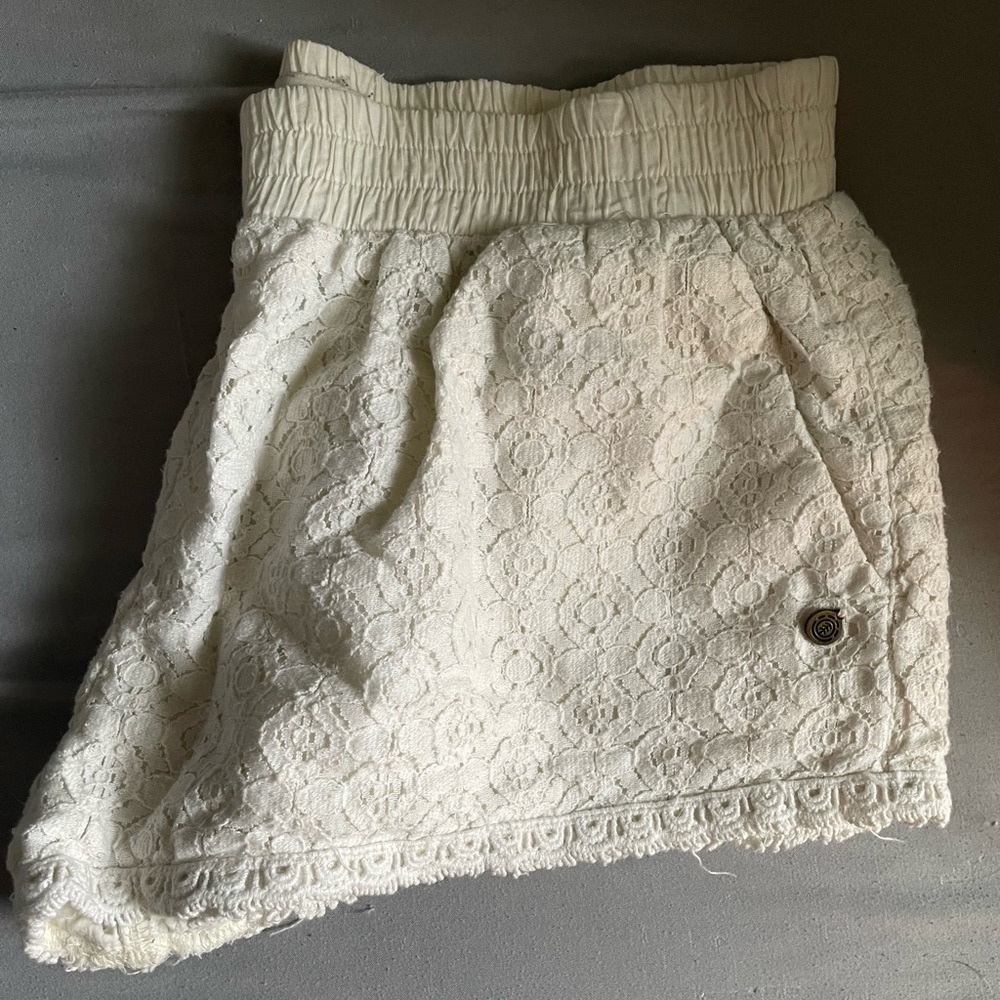 These are cute white summer time shorts from the brand element Eden size xs
